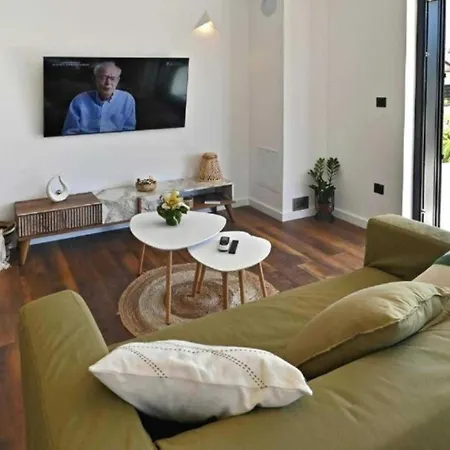 Luxury With Terrace And Garden - Two Bedroom With Terrace Διαμέρισμα