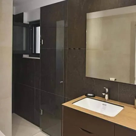 Luxury With Terrace And Garden - Two Bedroom With Terrace Διαμέρισμα *