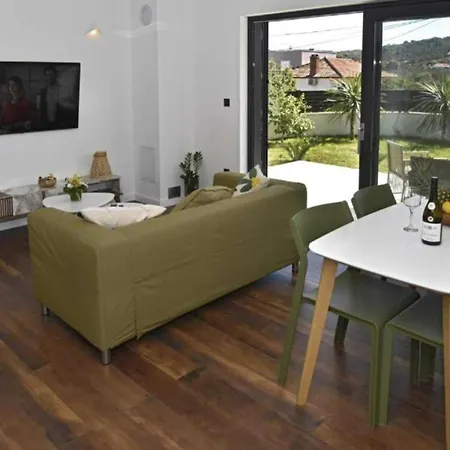 Luxury With Terrace And Garden - Two Bedroom With Terrace Διαμέρισμα